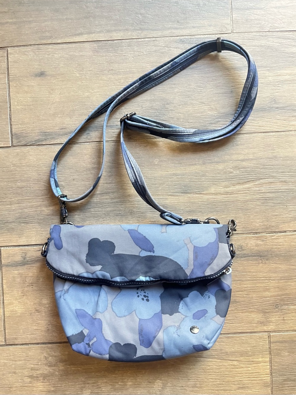 PACSAFE crossbody